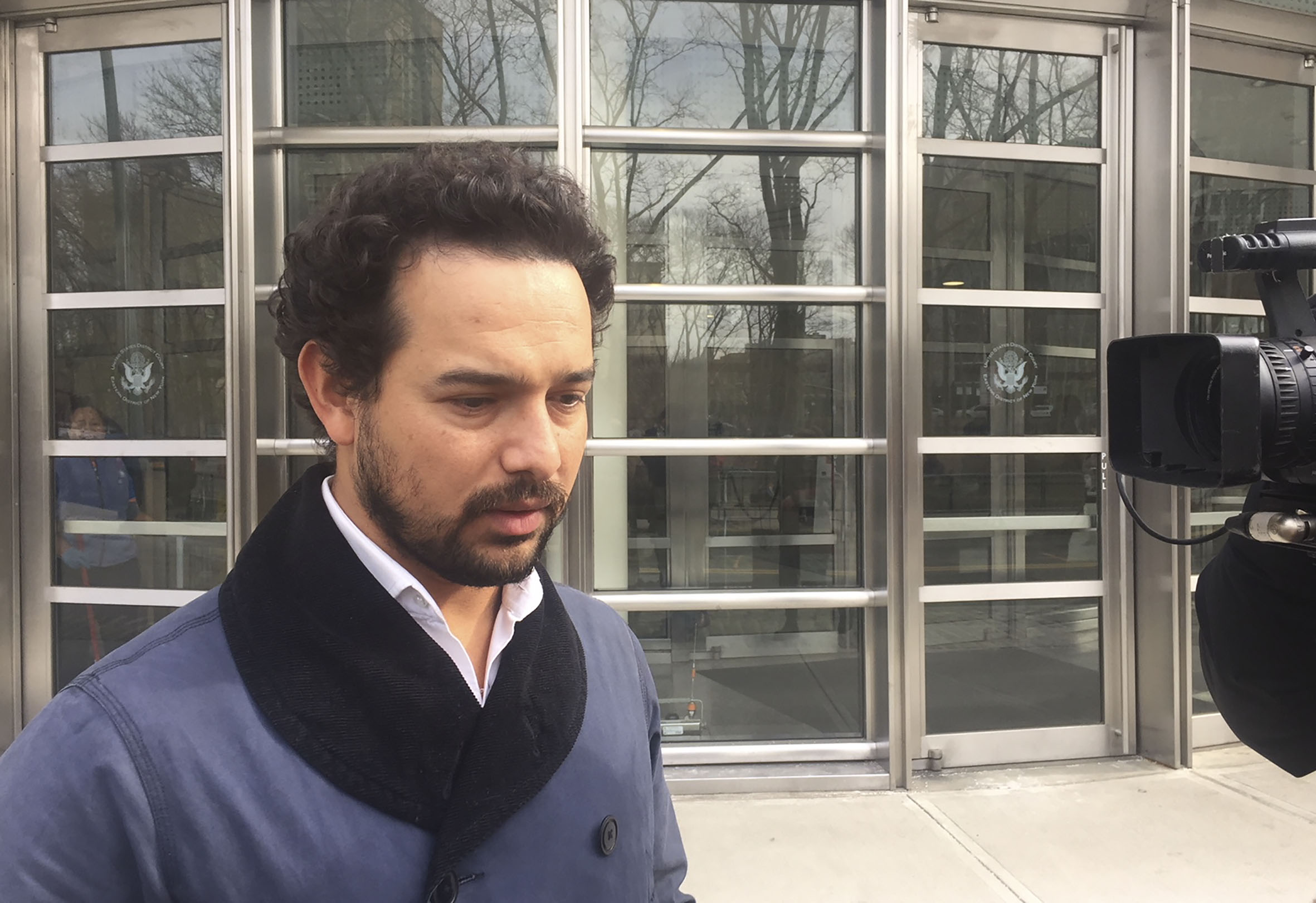 Actor que interpretó a El Chapo en la serie “Narcos” se encontró con Guzmán en el juicio