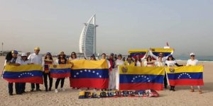 Venezolanos con el tricolor protestan en Dubai contra el régimen de Maduro #23Ene (Foto)