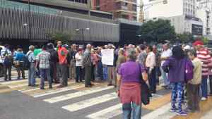 Jubilados del Ministerio del Transporte Terrestre protestan en Chacao
