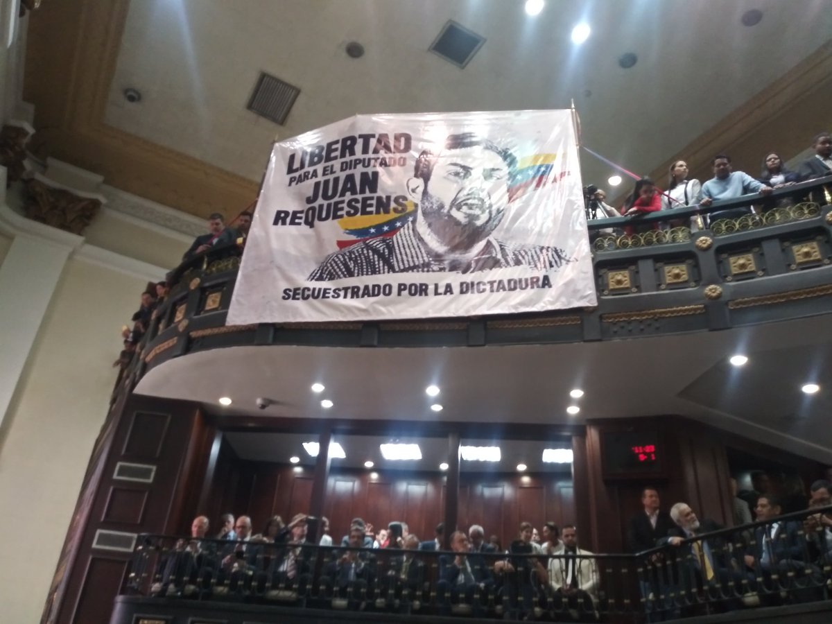 Despliegan pancarta en la AN exigiendo la liberación de Juan Requesens (Foto y video)