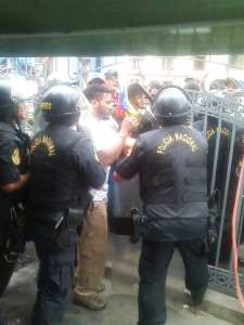 Policía peruana desaloja a venezolanos que protestaban en la embajada en Lima #10Ene (video)