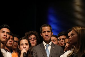 A falta de medios, Guaidó invita por teléfono a venezolanos a inscribirse en voluntarios por Venezuela (Video)