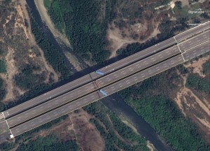 Imágenes satelitales de la guarimba chavista en el puente Tienditas (FOTOS)