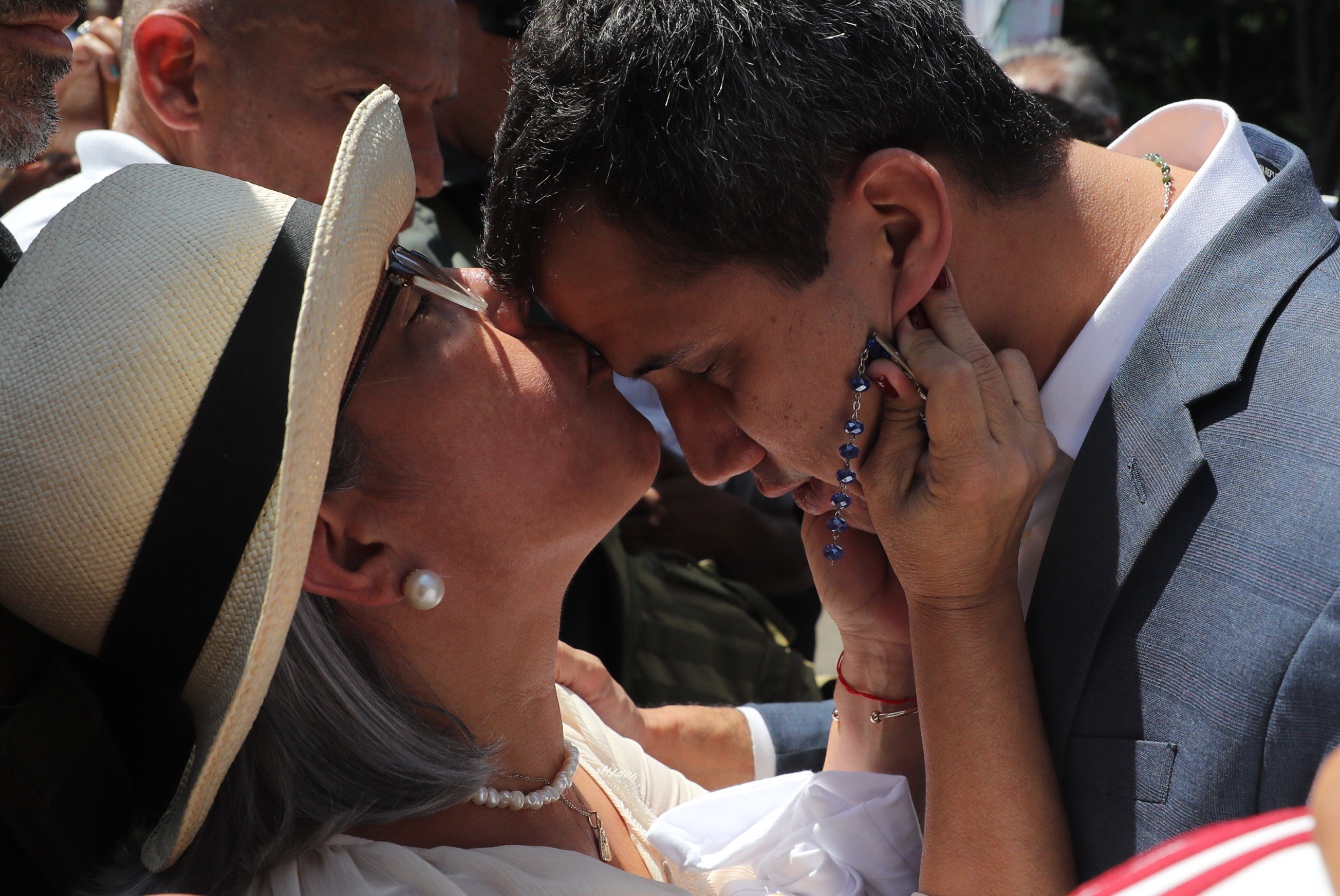 LA FOTO: Con la bendición de su madre, Guaidó le habló a Venezuela y el mundo