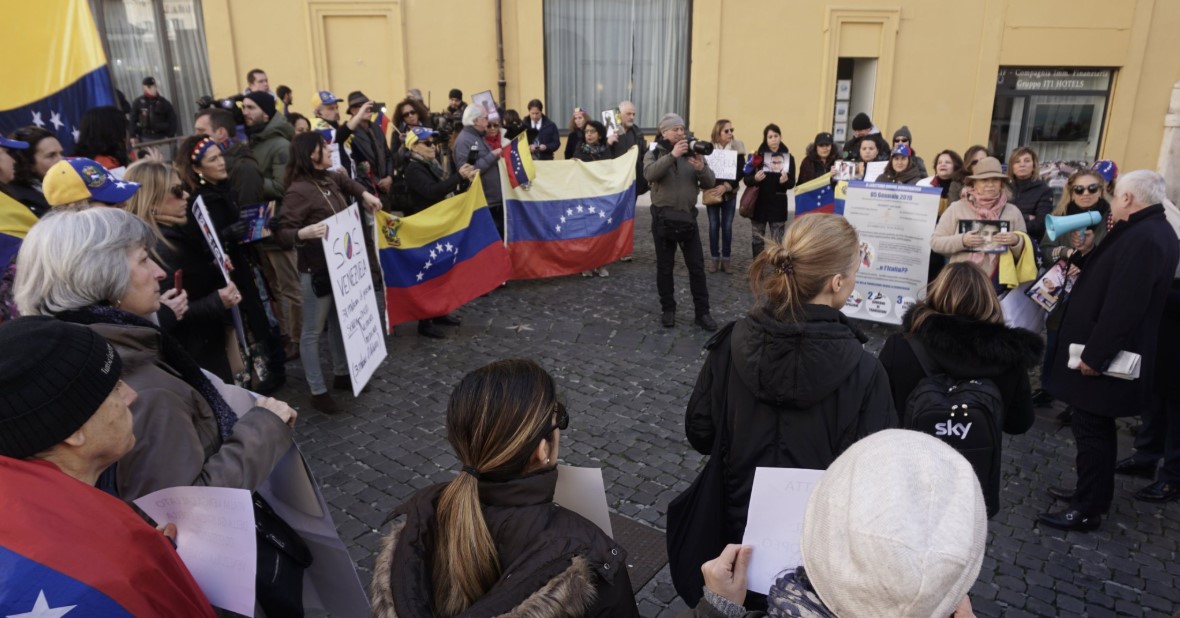 Venezolanos exigieron en Roma que Italia reconozca a Juan Guaidó como presidente (Fotos)