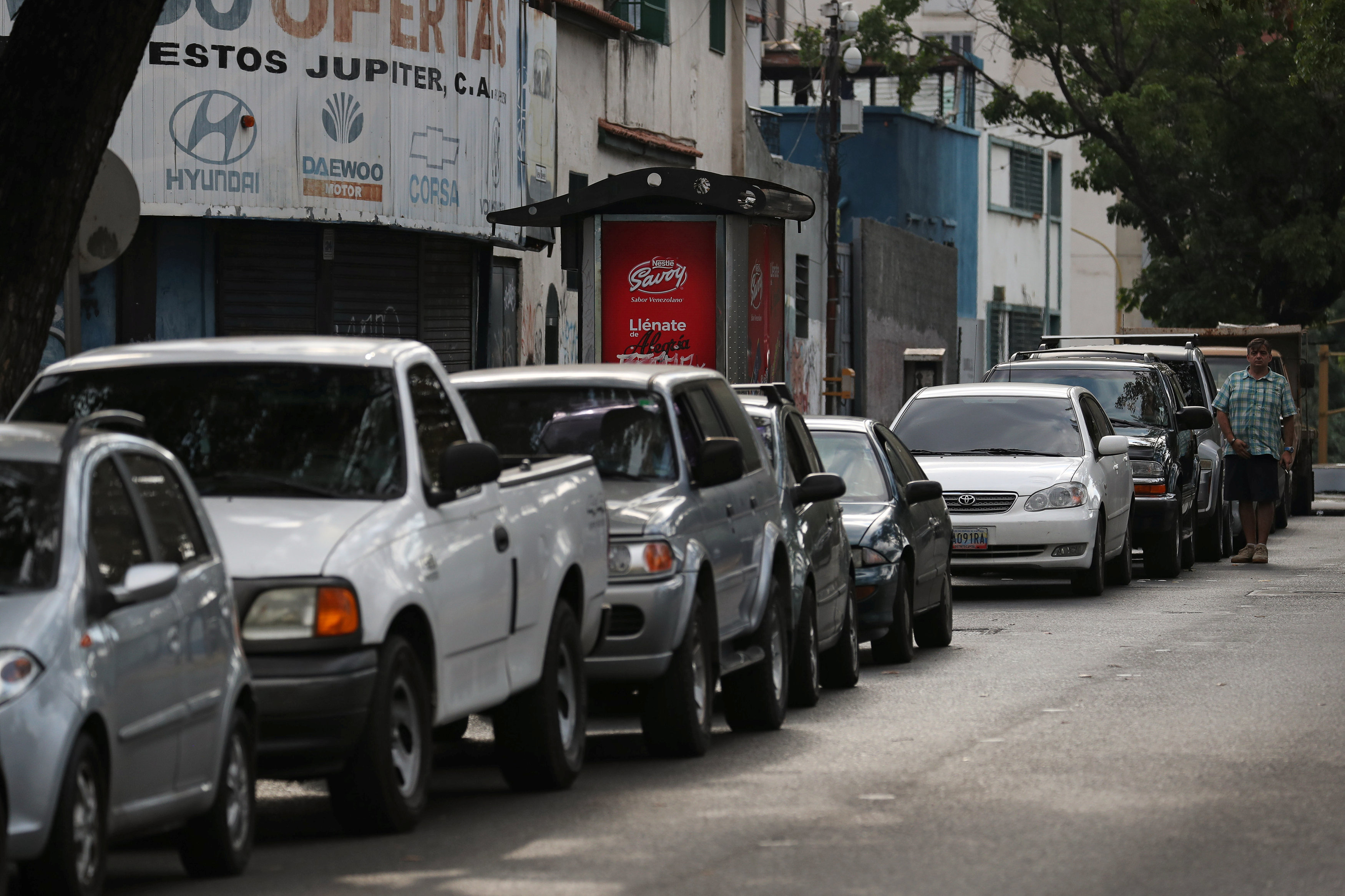 Segundo día de colas para echar gasolina en Caracas #27Mar (VIDEO)