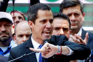 Al caos que viven los venezolanos se suma la amenaza de arresto a Guaidó
