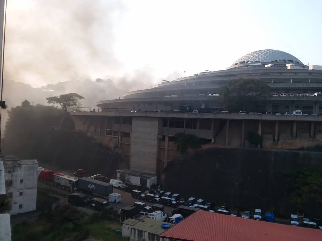 EN VIDEO: Así se registró el incendio cerca de El Helicoide este #28Mar
