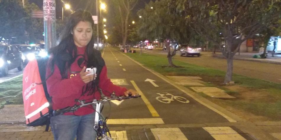 ¡Echada pa’lante! Paramédica venezolana sobrevive haciendo domicilios nocturnos en bicicleta en Colombia