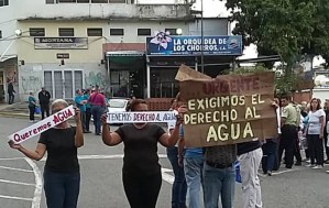 Más de 20 días llevan vecinos de Los Chorros sin servicio de agua potable #18Mar