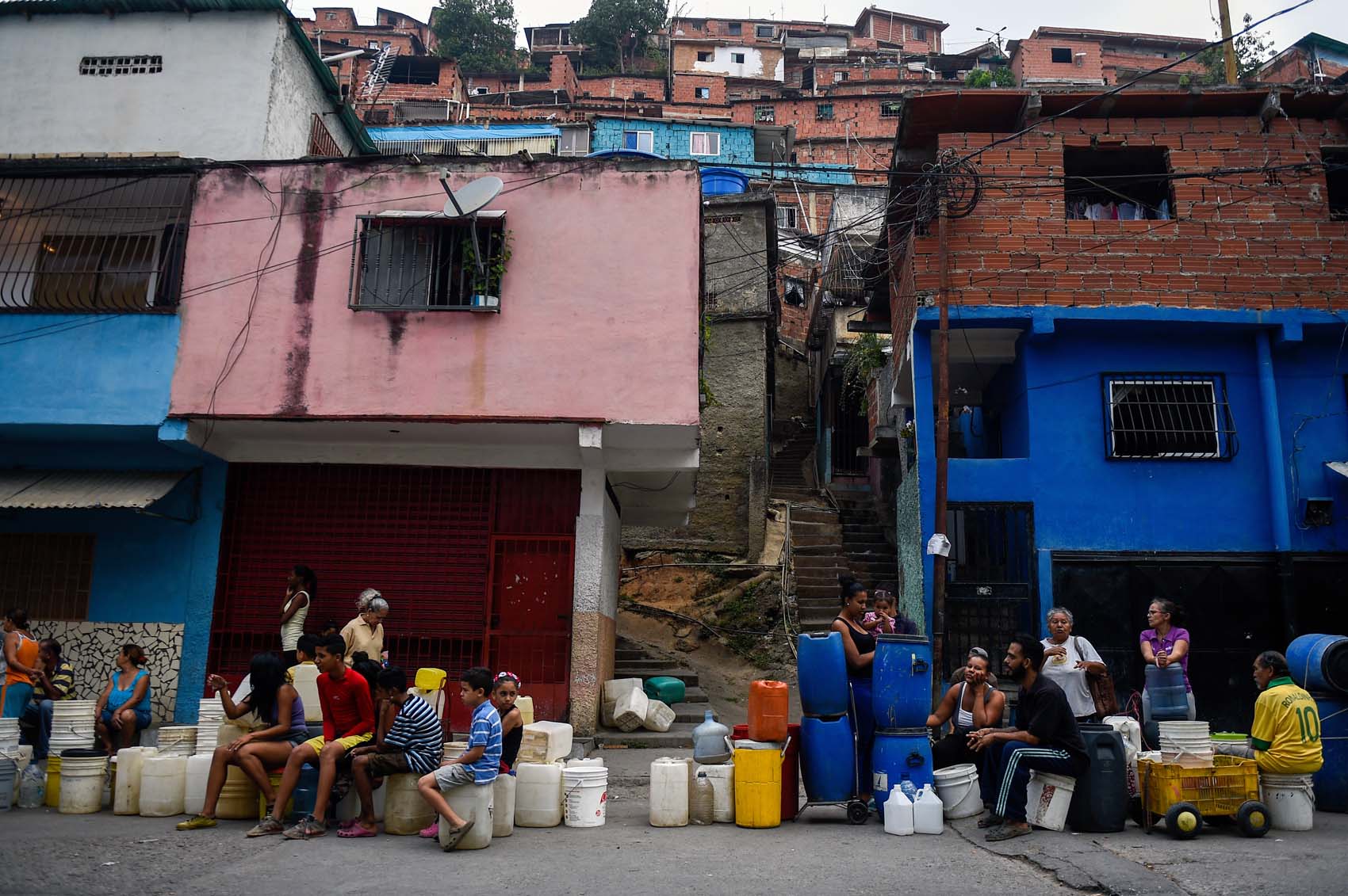 El peregrinaje del venezolano para conseguir un poco de agua (FOTOS)