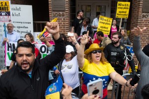 “Las manos fuera de mi embajada”, gritan venezolanos a comunistas gringos que tomaron la sede en Washington (Fotos)
