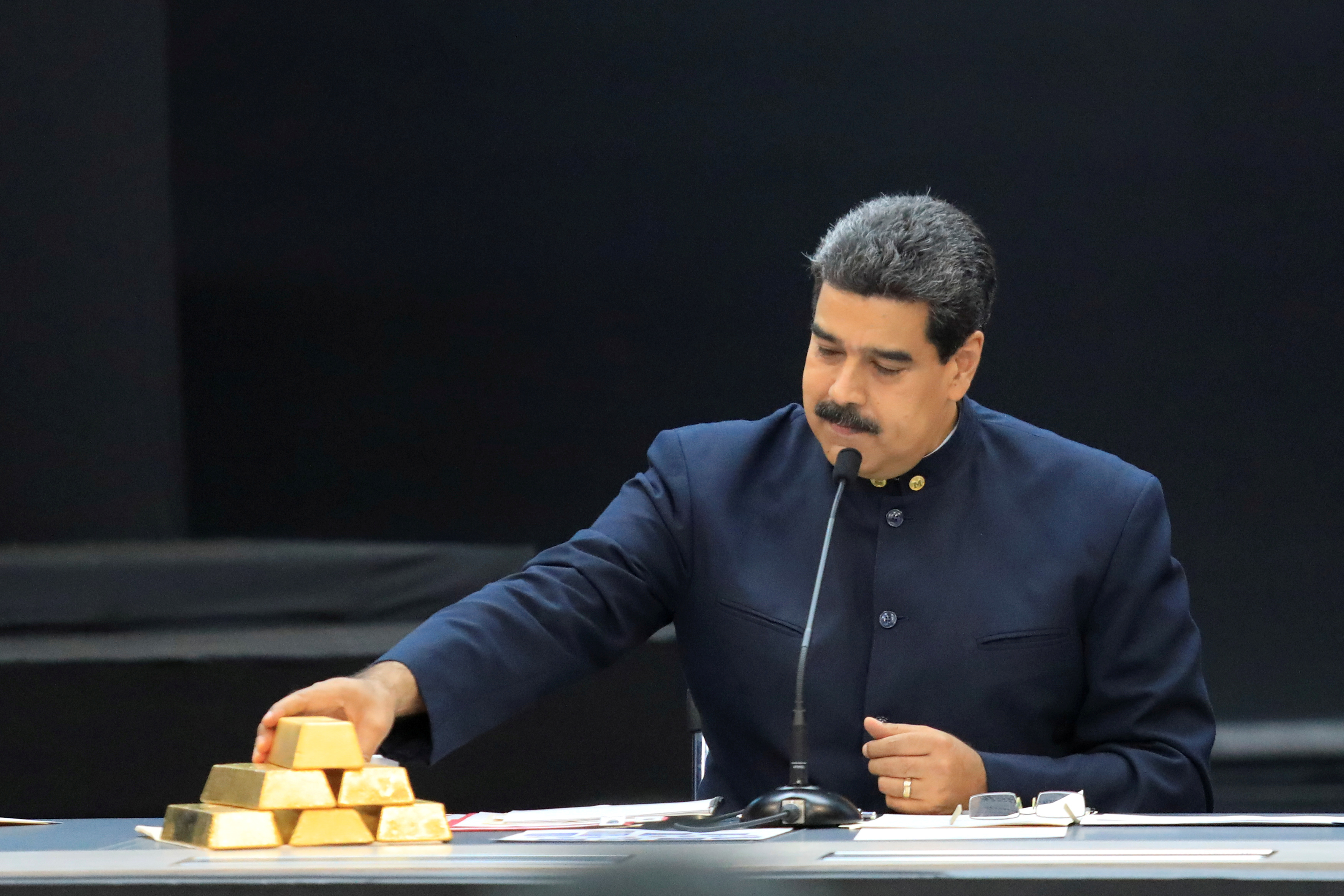 Bloomberg: Maduro recurrirá a un negociador sancionado para enviar oro a Irán