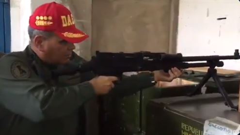 En plena radicalización chavista, Padrino López entrega más armas a los milicianos (VIDEO)