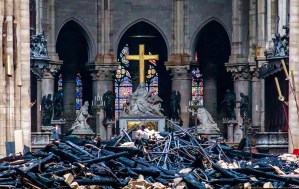 Escombros, cenizas y destrucción: Así está Notre Dame el día después del incendio (FOTOS)