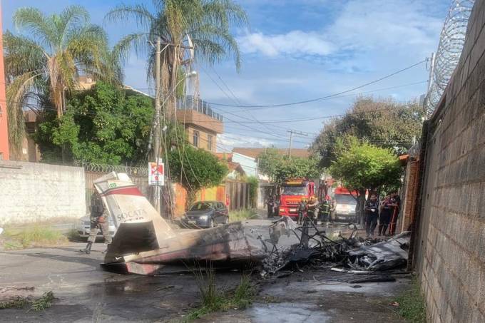 Un muerto al caer una avioneta sobre una calle de una ciudad de Brasil