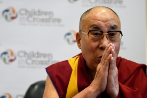 El Dalai Lama se recupera de una infección de pecho en un hospital