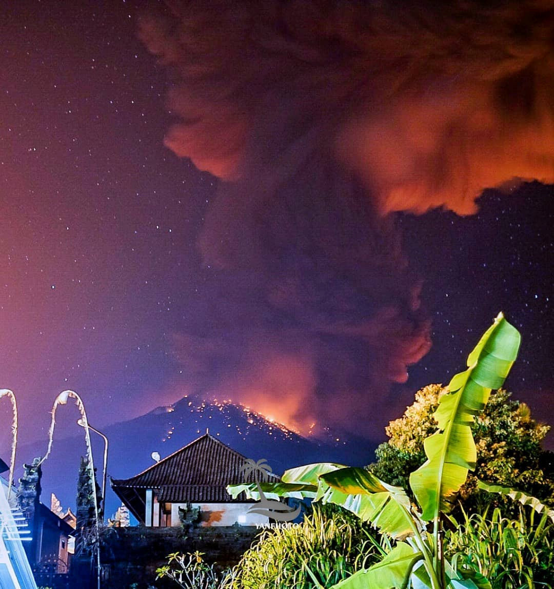 Cancelan vuelos en Indonesia por nueva erupción del volcán Agung (FOTO)