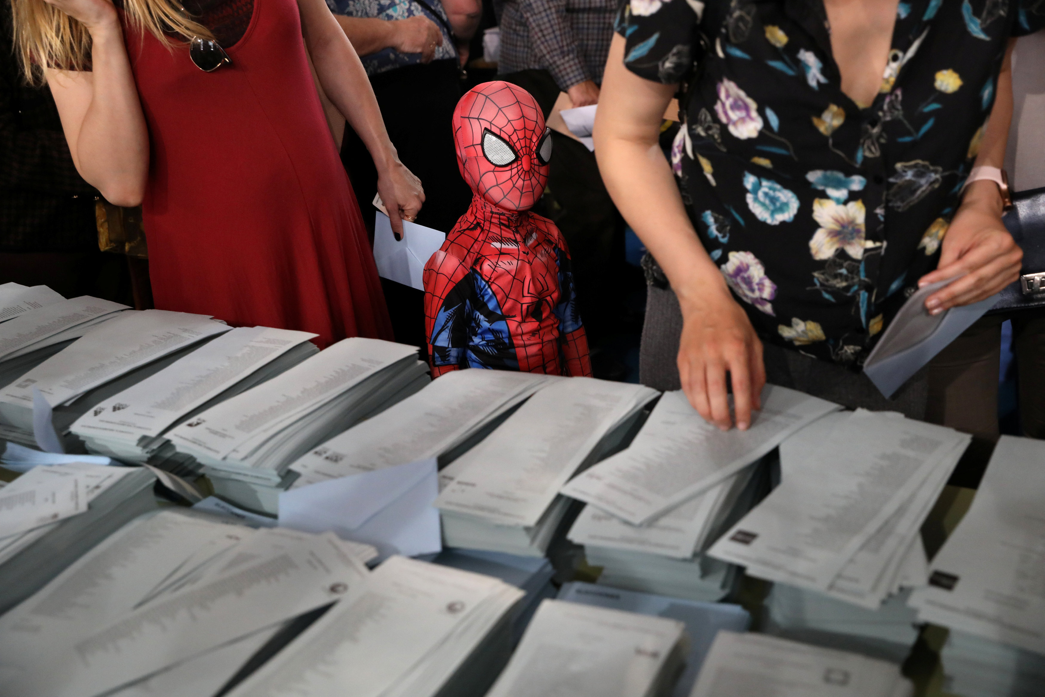 Spiderman protagonizó el momento más tierno de las parlamentarias españolas y europeas (LA FOTO)