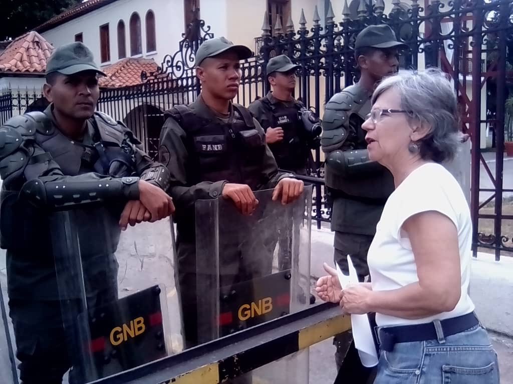 En El Paraíso  leyeron y entregaron documento a la FAN para pedir que cese su apoyo a Maduro (FOTOS)