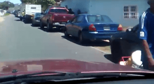 La “pequeñita” cola en Ciudad Bolívar para surtir combustible (VIDEO)