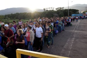 Migración Colombia estima que 30 mil venezolanos cruzaron la frontera para evitar las trochas