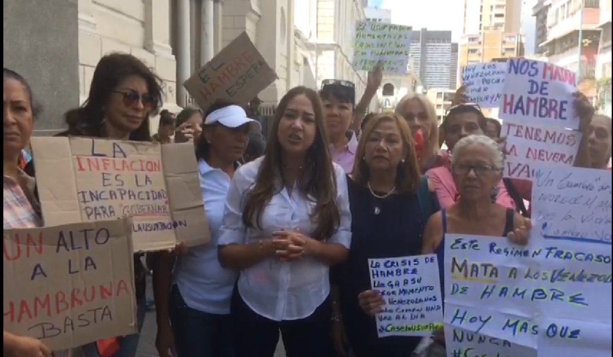 Colectivos agreden a mujeres que protestaban por alto costo de la vida en el Mercado de Guaicaipuro