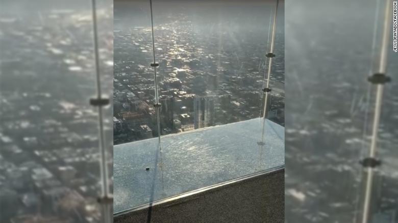 ¡Susto! Se resquebraja piso de vidrio del SkyDeck en Chicago (VIDEO)