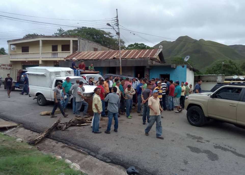Venezolanos molestos trancan la carretera Cumaná-Maturín; tienen más de dos semanas sin gasolina #20Jun (FOTO)