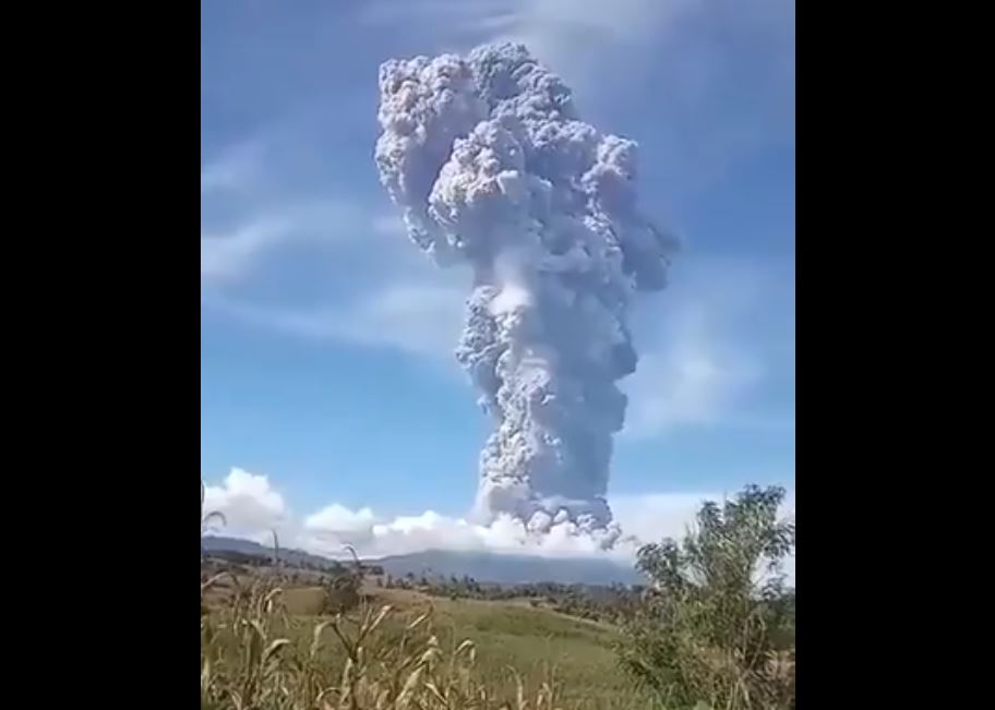 La columna de humo del volcán Sinabung tras su gran erupción (VIDEOS)