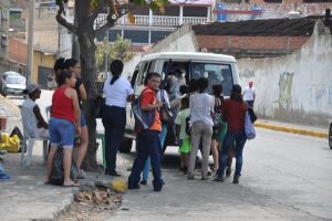 En La Guaira, cerraron una línea de transporte por bajar a una señora que no tenía para pagar el pasaje