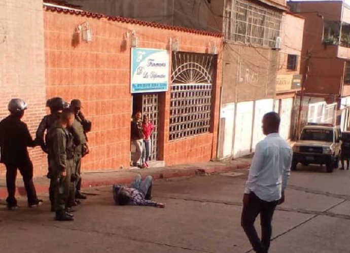 Dos antisociales resultaron heridos en La Guaira al robar a un policía