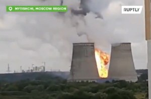 En Video: Incendio gigante en una central térmica cerca de Moscú