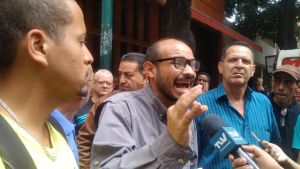 Toman las puertas del Sumat en protesta contra dolarización de tributos en Caracas
