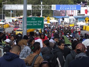 En IMÁGENES Miles de venezolanos angustiados esperan ingresar a Ecuador antes de entrar en vigencia la nueva visa