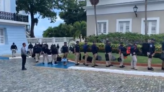A horas de la renuncia, un grupo de policías ingresó a la residencia del gobernador de Puerto Rico #2Ago (VIDEO)