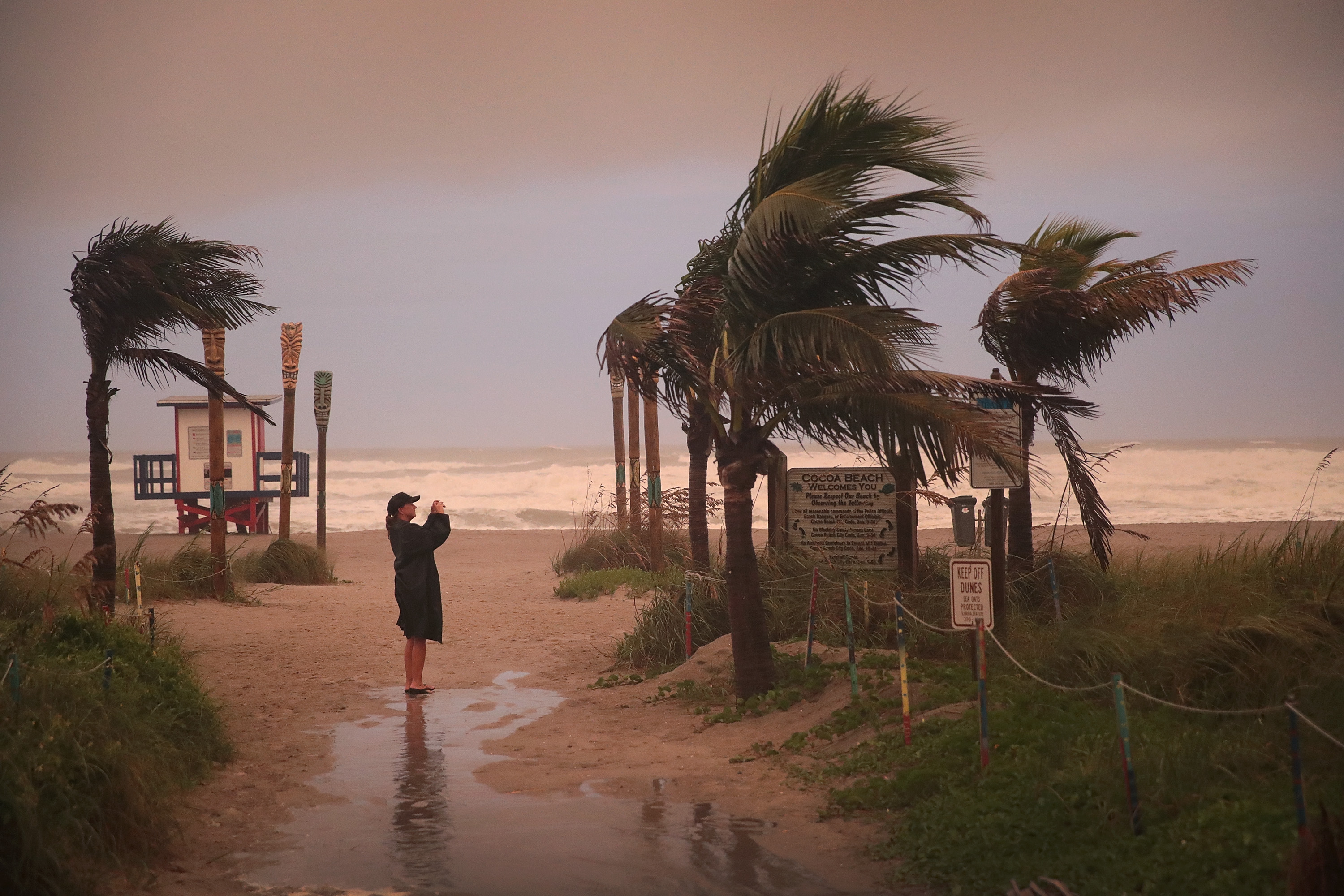 El huracán Dorian bajó de categoría pero la alerta sigue en las costas de EEUU (VIDEO)