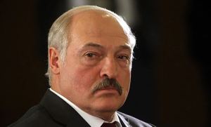 Bielorrusia combatirá contra Ucrania solo si es atacada, advierte Lukashenko