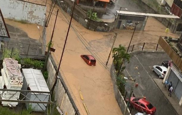Calles inundadas y carros atascados, el resultado de las fuertes lluvias en Los Teques (Fotos)