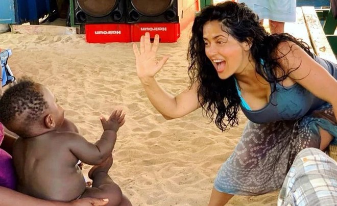 Salma Hayek y las divertidas imágenes de su encuentro en la playa con un bebé