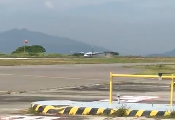 El momento en que un avión sin tren de aterrizaje llega al aeropuerto de Charallave (video)