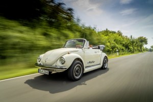 El adorado Volkswagen Escarabajo clásico… electrificado, silencioso y costoso (FOTOS)