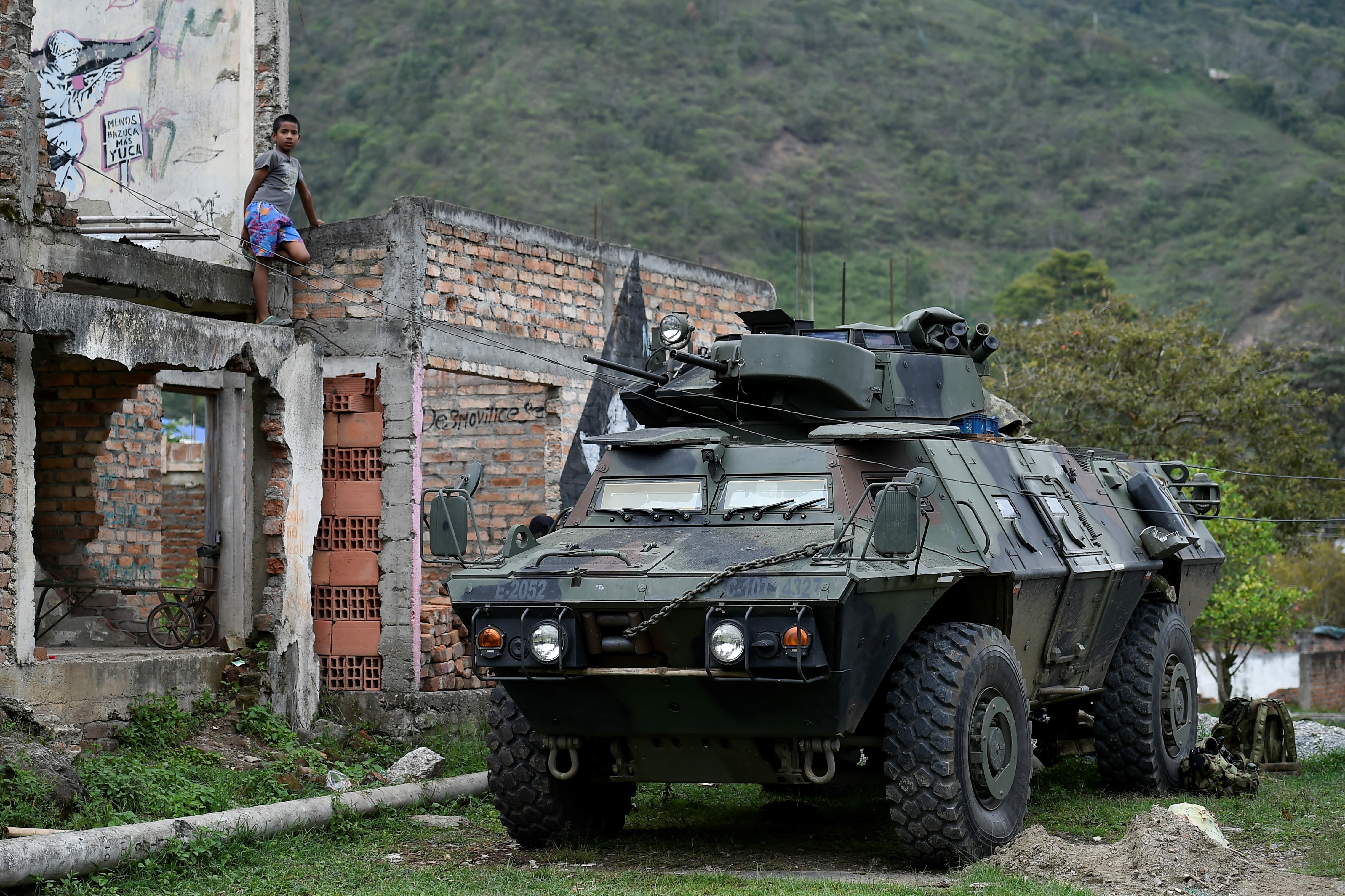 Colombia desplegará fuerza élite contra la guerrilla disidente tras masacre de indígenas