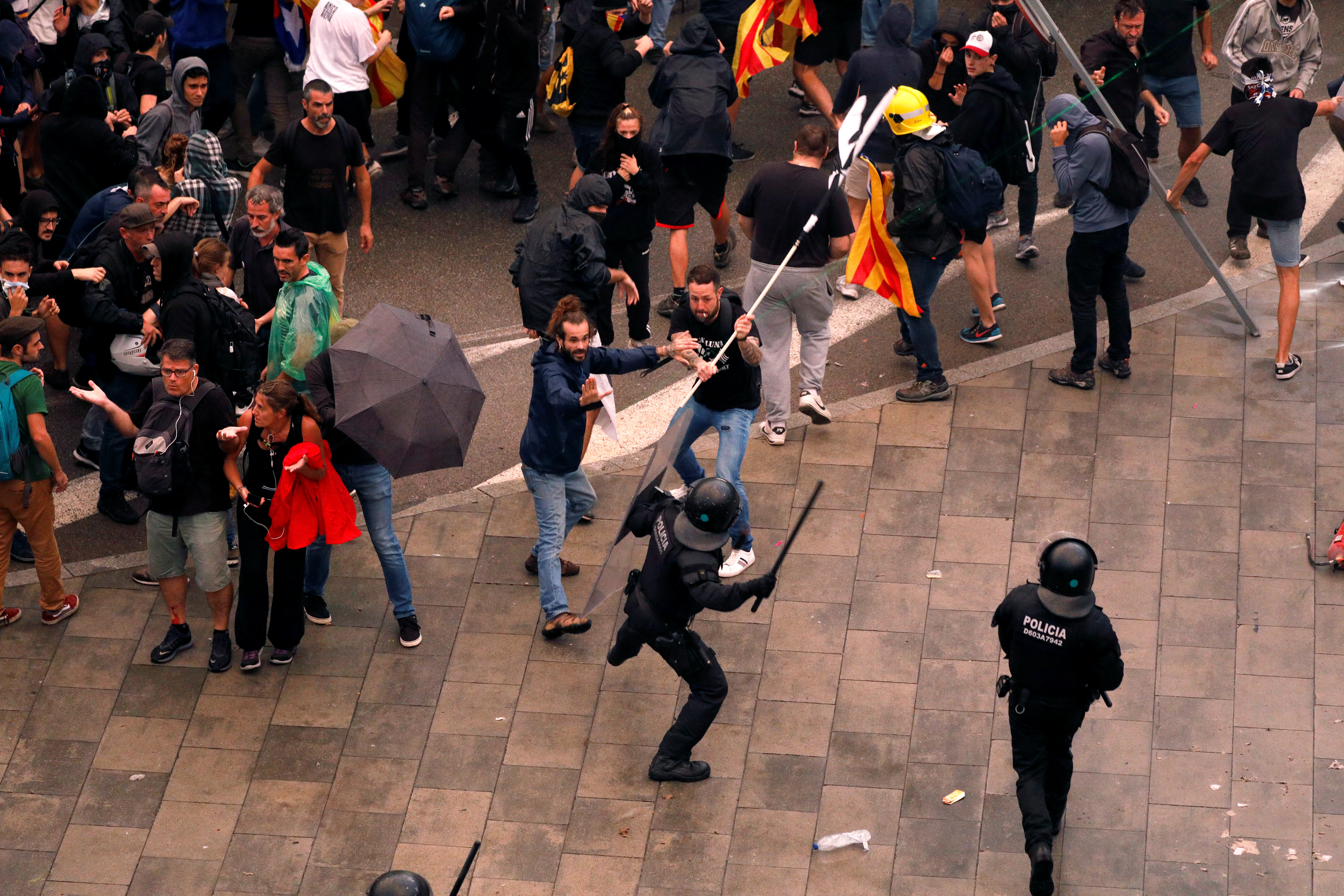 Protestas en Cataluña han dejado al menos 131 heridos, 27 de ellos trasladados a hospitales