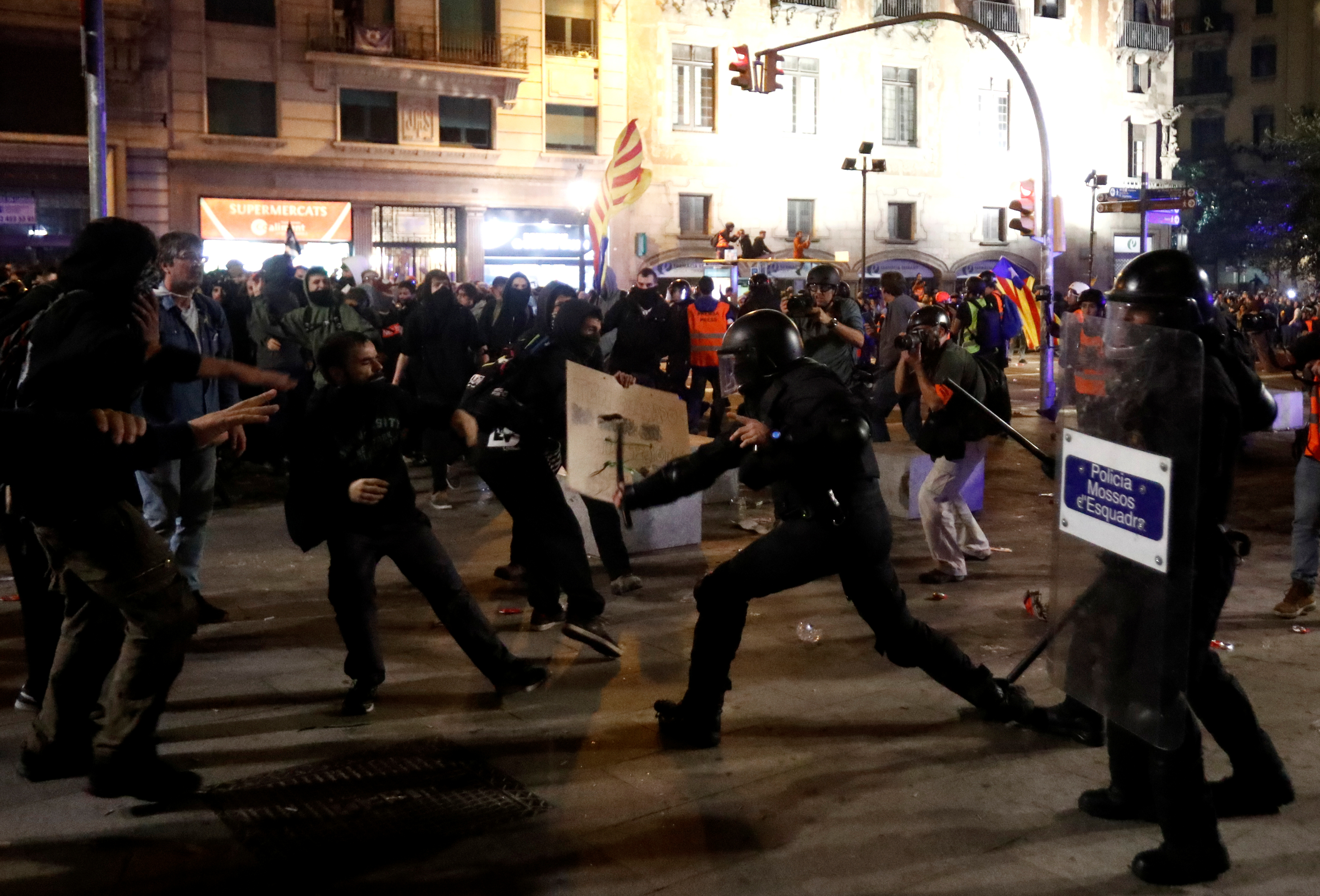 La policía y los manifestantes se enfrentaron en Barcelona, en un final violento de las protestas (Fotos)
