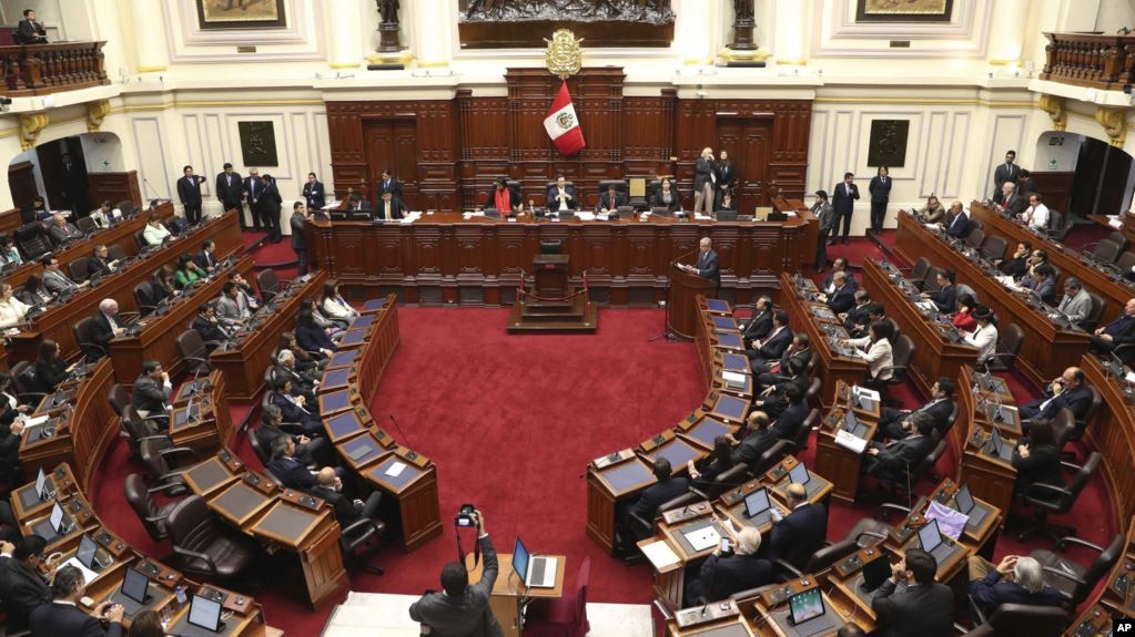 El 84 % de peruanos apoya disolución del Congreso decretada por el presidente