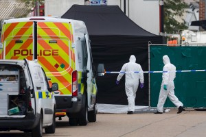 Familias de migrantes muertos en camión en Reino Unido se endeudan para repatriar sus restos