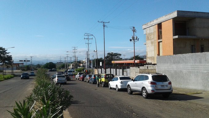 Usuarios hacen larguísimas colas para surtir gasolina en Guayana #3Oct