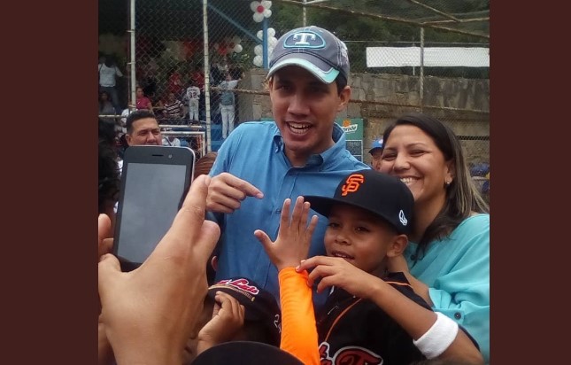 Guaidó acompañó a niños en la inauguración de un campeonato de béisbol en Caracas #26Oct (FOTO)