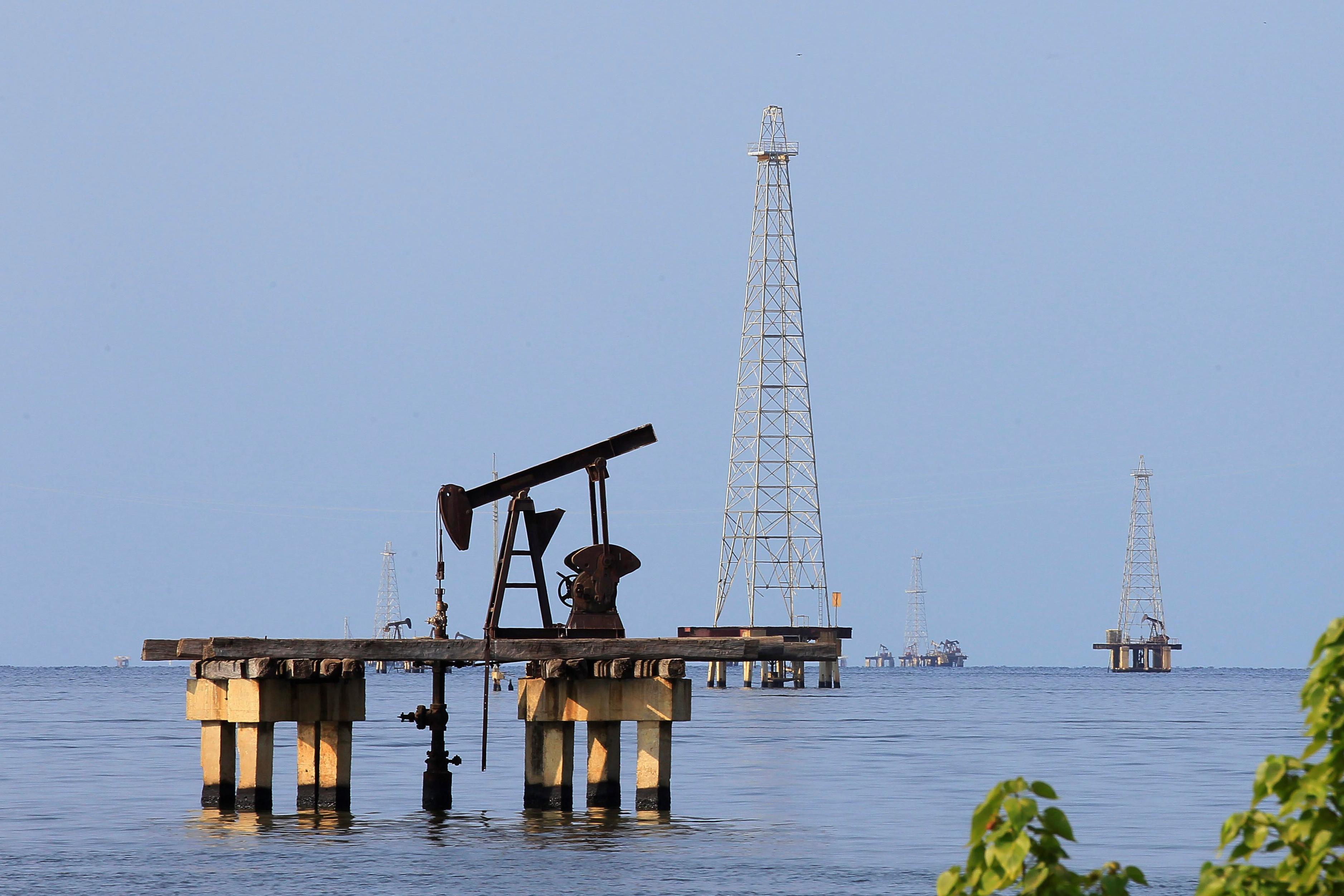 La producción petrolera de Venezuela cayó considerablemente en marzo según encuesta Platts